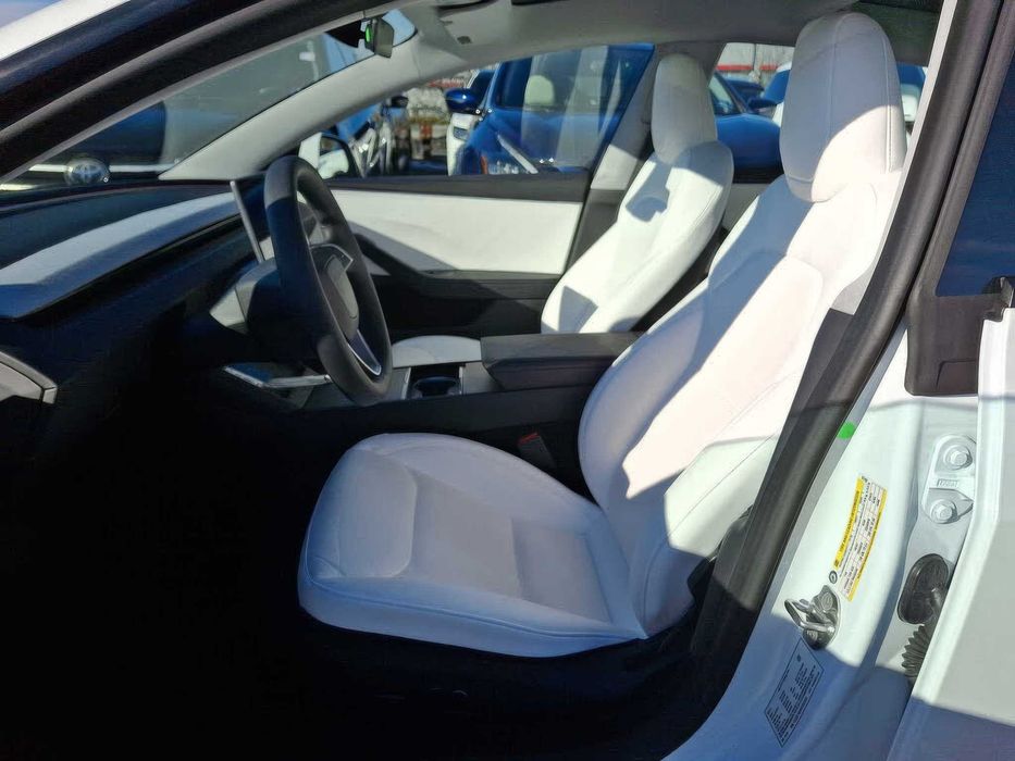 Tesla Model 3      2024