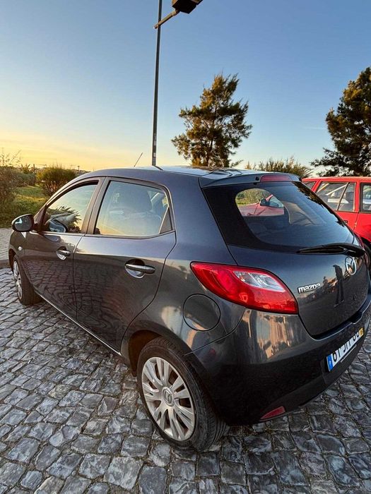 Mazda 2 de 2010, cor cinzenta, com cerca de 140.000 km.