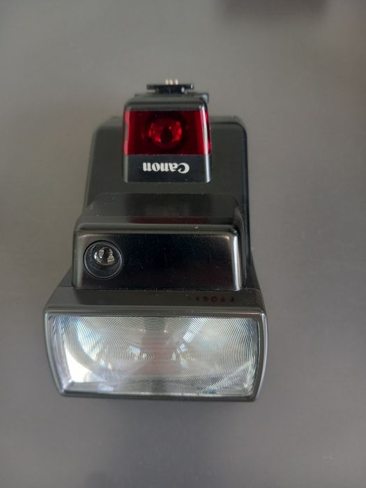 Canon EOS RT + Objetiva EF 35–105mm + Flash Canon 300EZ