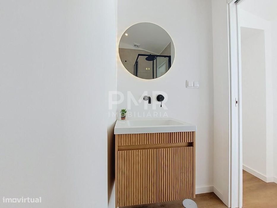 Moradia T2 Totalmente Remodelada em Caxias