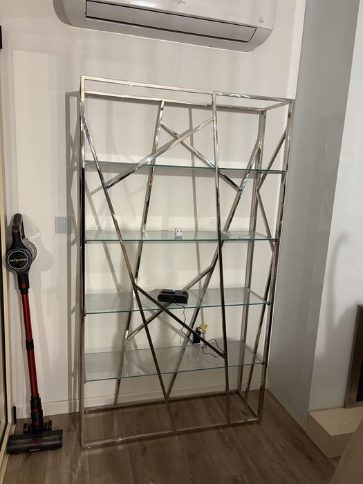 Estante em inox e vidro
