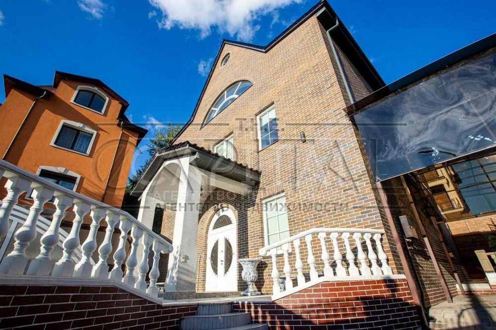 Оренда будинку в центрі міста з басейном!