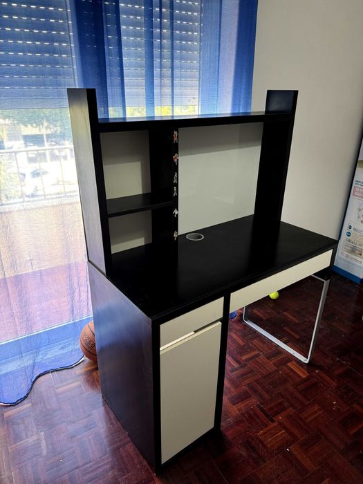 escrivaninha preta e blanca