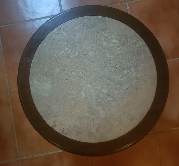 Mesa de centro com tampo de mármore