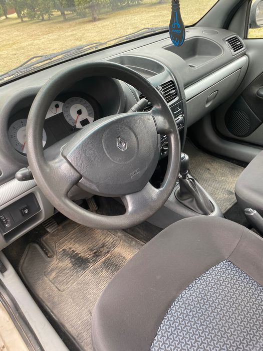 Машина Renault Clio