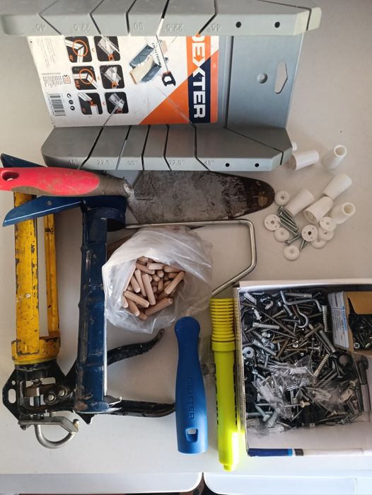 Várias ferramentas e aparafusadora