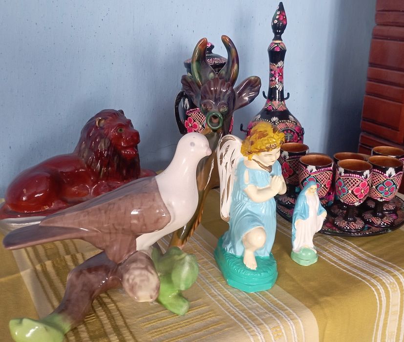 Статуетки різних розмірів