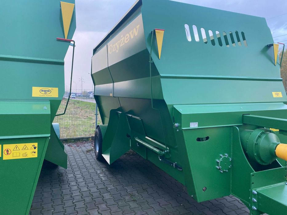 Owijarka samozaładowcza CZYŻEW bele do 1200kg, Ze stawiaczem bel