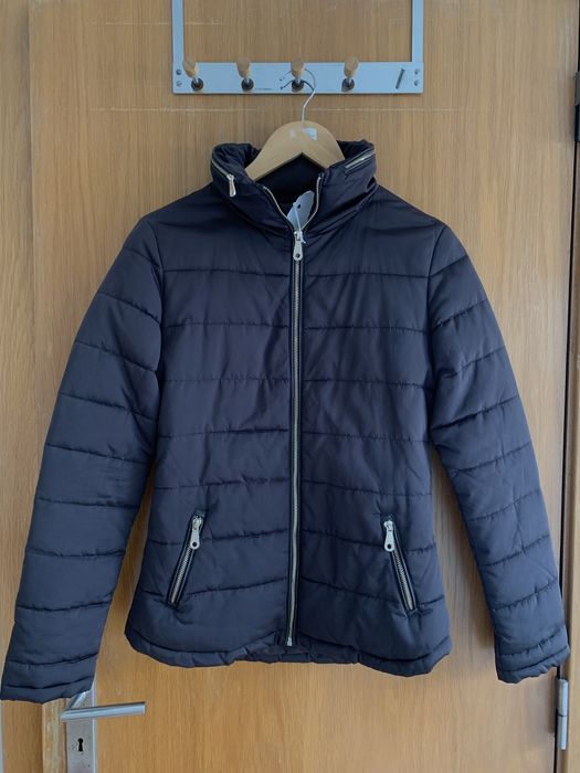 Casaco de penas tipo puffy castanho dá Massimo Dutti