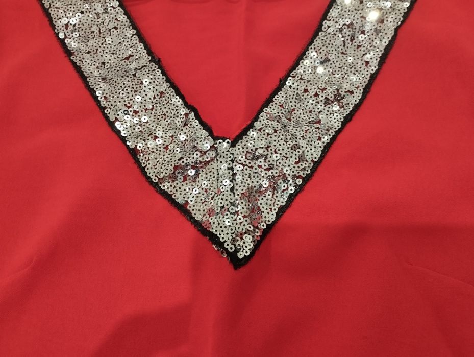 Blusa vermelha com lantejoulas.Nova