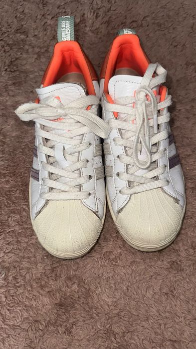 Damskie kultowe sneakersy Adidas Superstar