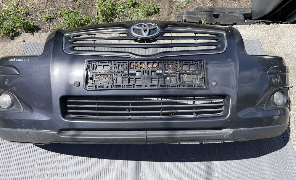 Toyota Avensis II  zderzak przód