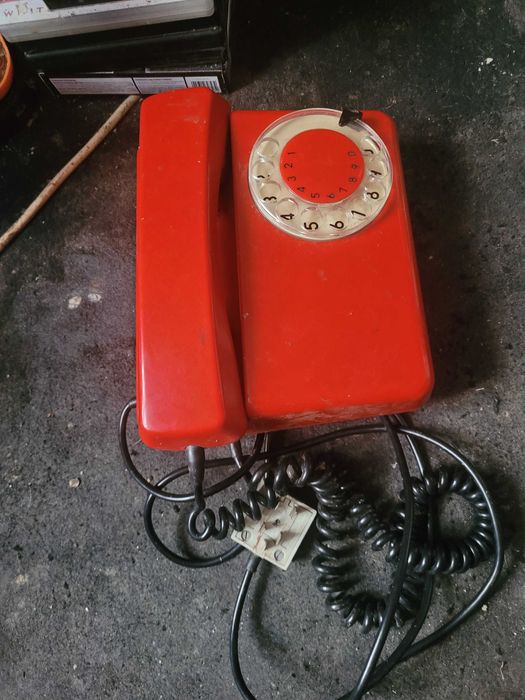Telefon stacjonarny PRL z lat 80 czerwony