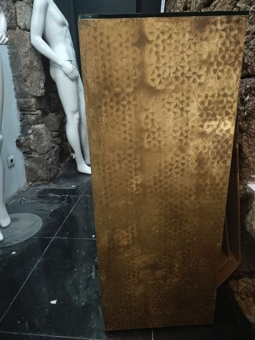 Balcão de loja com várias gavetas no interior.