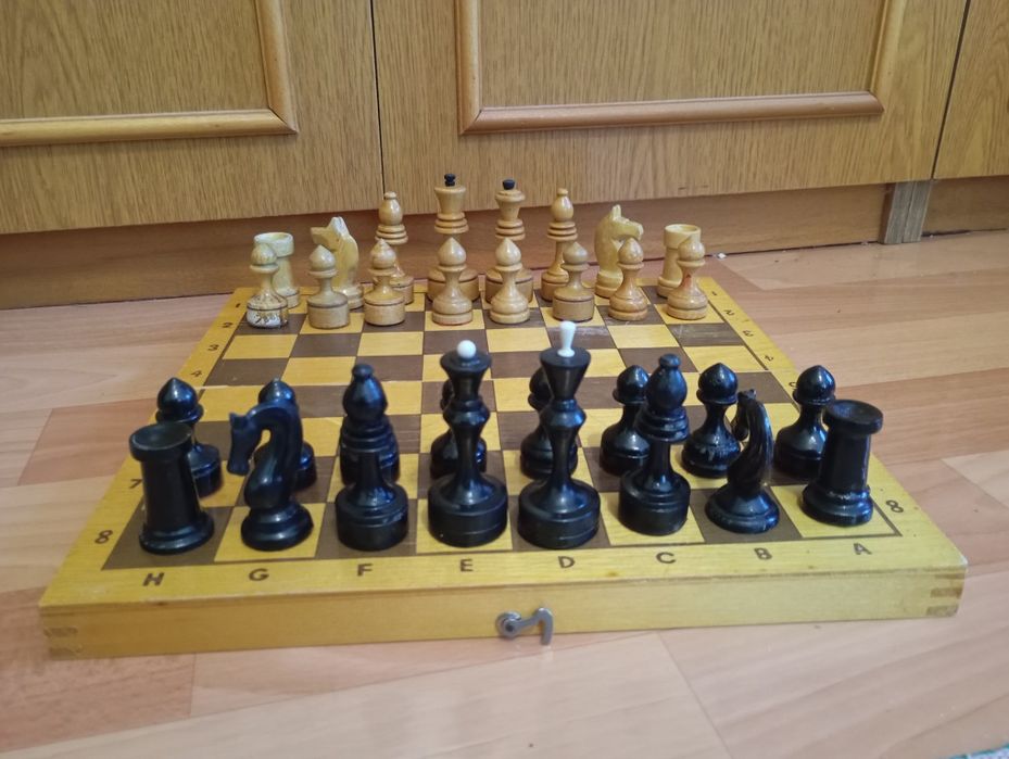 Шахматы деревянные детям для игры старые но играть можно