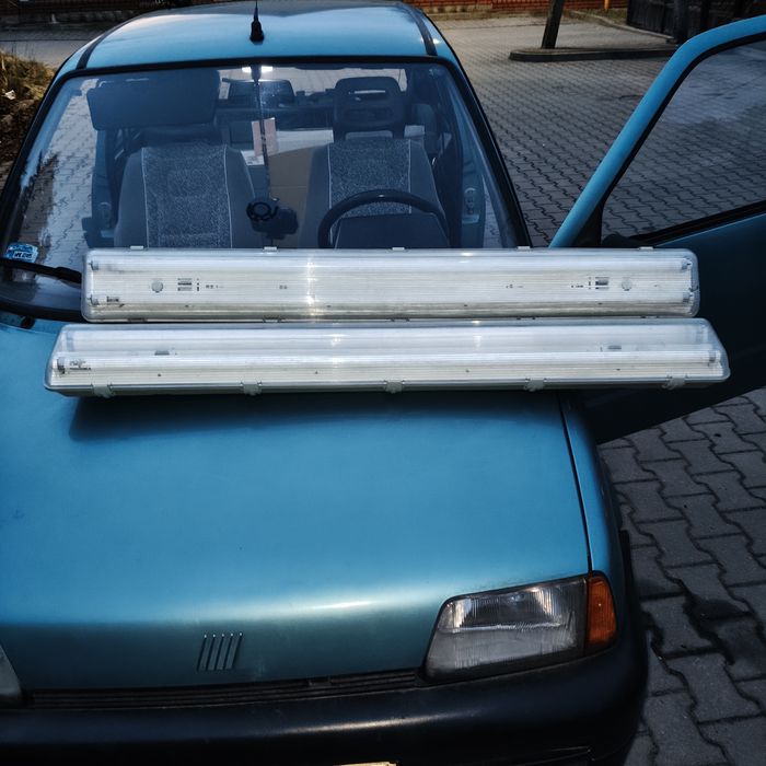 Dwie podwójne lampy jarzeniowe w hermetycznych obudowach