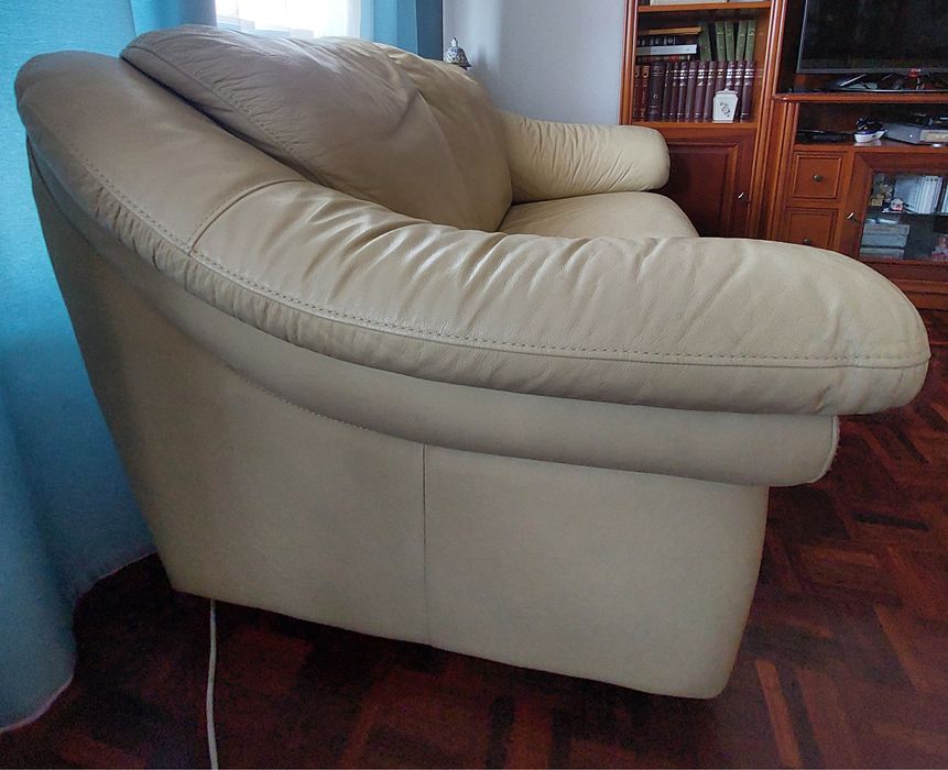 Sofá de dois lugares em nom estado