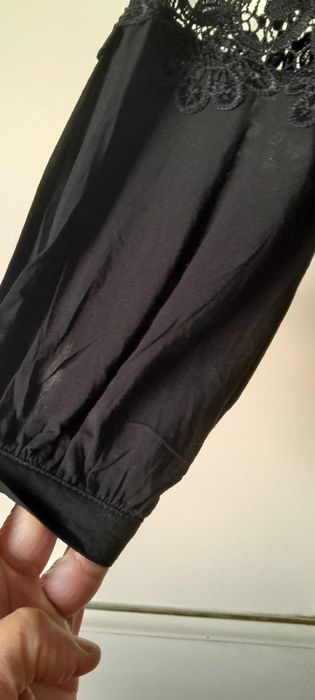 Tunica preta de manga comprida com renda