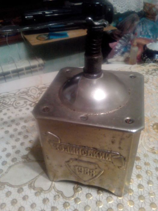 Продам машинку для помола-- Ручная мельница