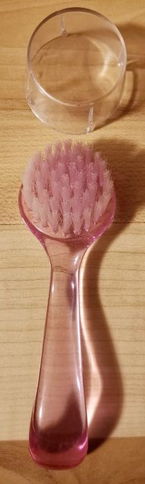 Nowa różowa szczoteczka do masażu twarzy