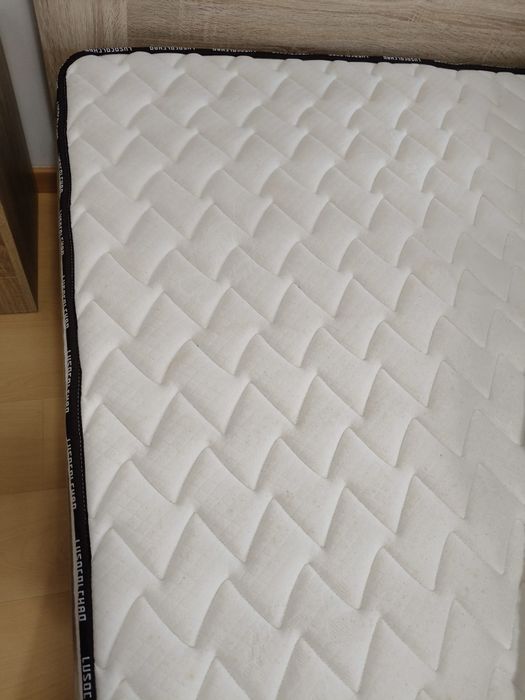 Cama de casal e mesinhas de cabeceira