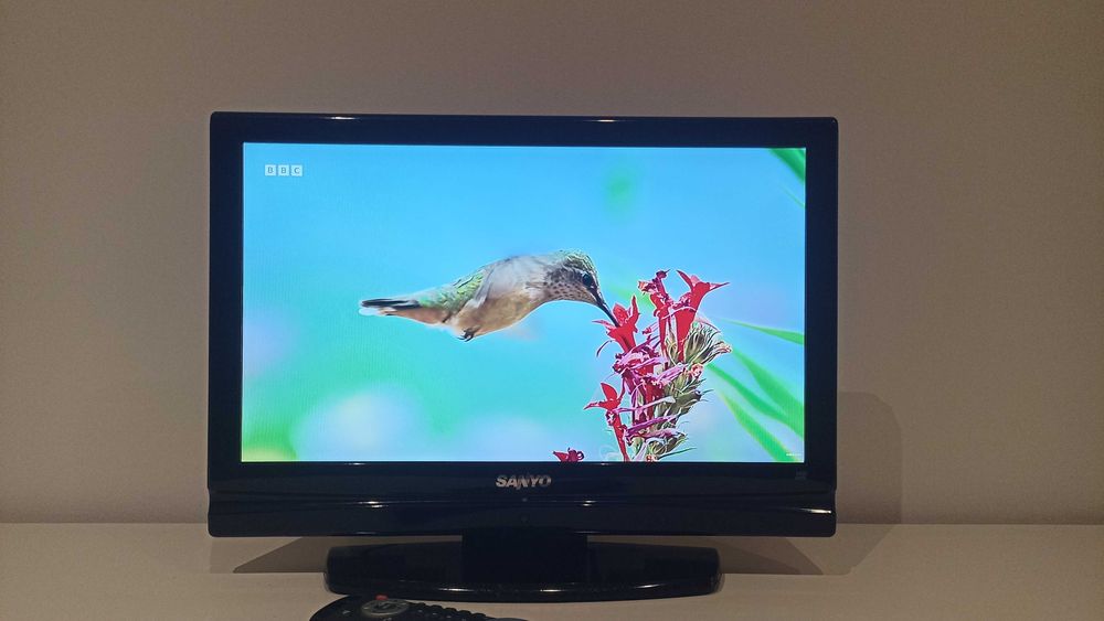 TV LCD Sanyo 19" (Modelo CE19LC80N-C/P) - Ideal p/ Cozinha ou Quarto