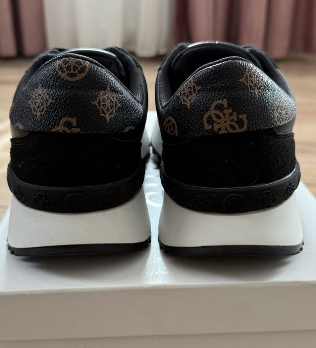 Кросівки GUESS.