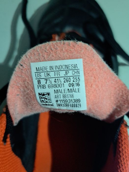 Vendo um pare de ténis adidas vermelhos em preto n-41 como novos.