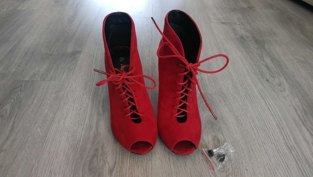Buty damskie na obcasie.