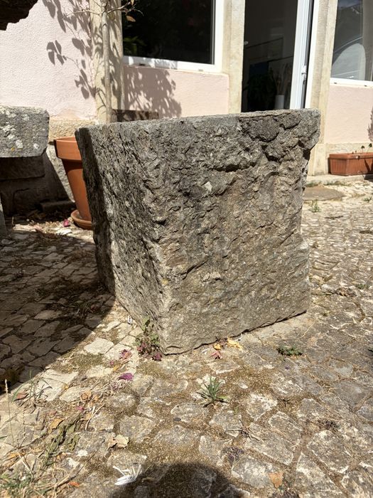 Conjunto de mesa e bancos de pedra