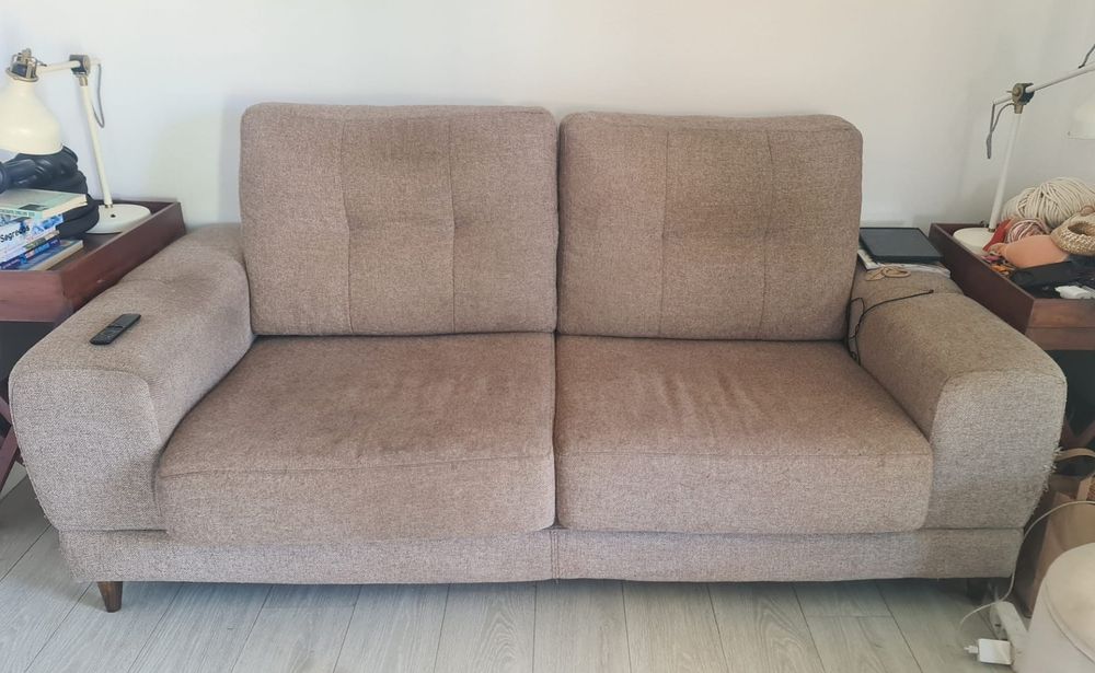 Sofa beige com 2 lugares