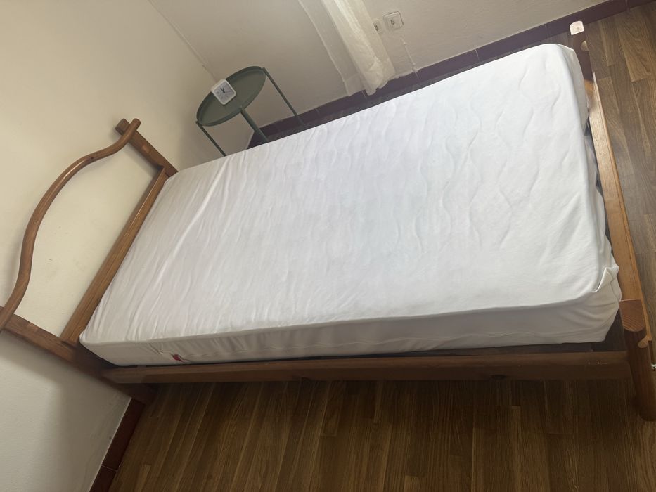 Cama de viuvo madeira e invernisada