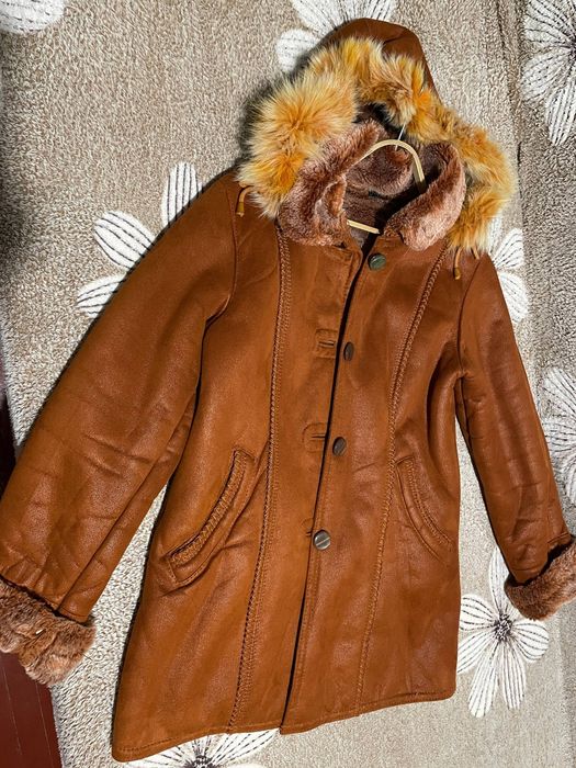 Жіноча дублянка з натуральним хутром тепла з капюшоном кишенями