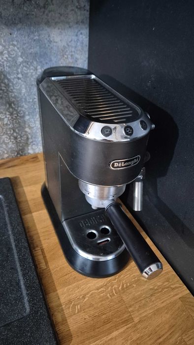 Ekspres ciśnieniowy kolbowy De Longhi Dedica EC685.BK