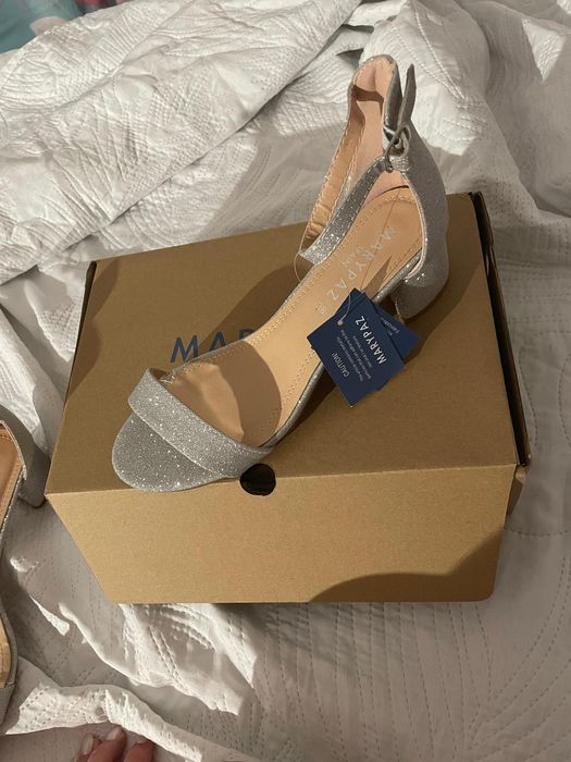 Sapatos de salto prateados