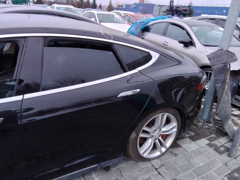 Tesla Model S двері передні задні праві ліві рест дорест