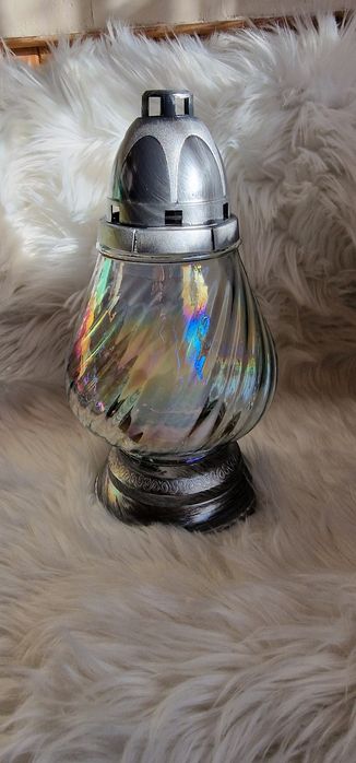 Szklany znicz tęczowe szkło mniejszy
Wymiary:

wysokość 33 cm

średnic