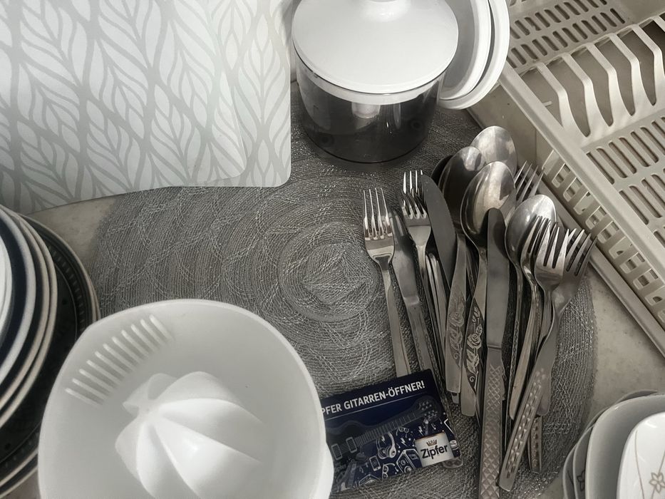 Zestaw talerze kubki sztucce szklanki i inne porcelana