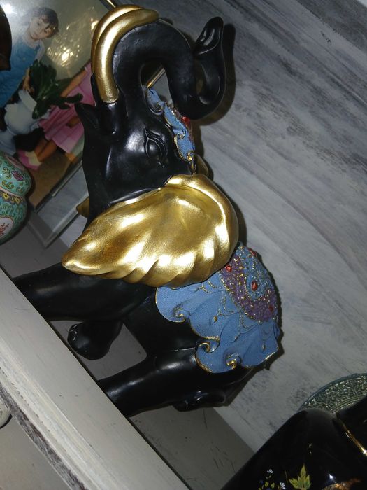 Elefante pintado e grande