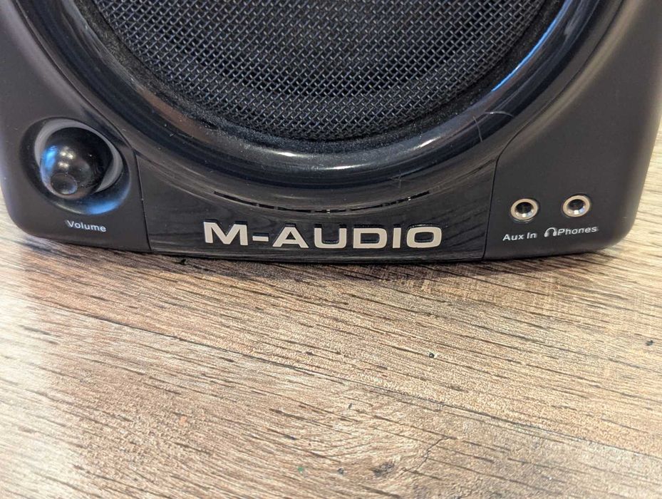 Часть от системы активных мониторов M-AUDIO STUDIOPHIL AV40 активная
