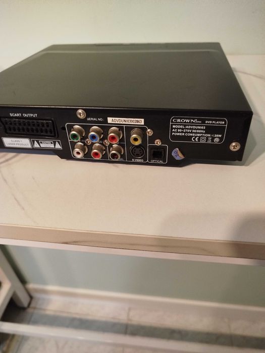 Leitor de DVD crown, a funcionar sem comando.