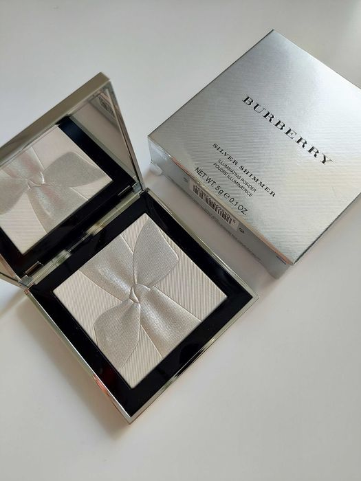 NOWY Burberry Silver Shimmer Illuminating Powder puder