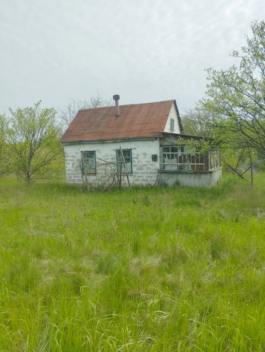 Продам дачу. Есть маленький сарай. Туалет на улице.