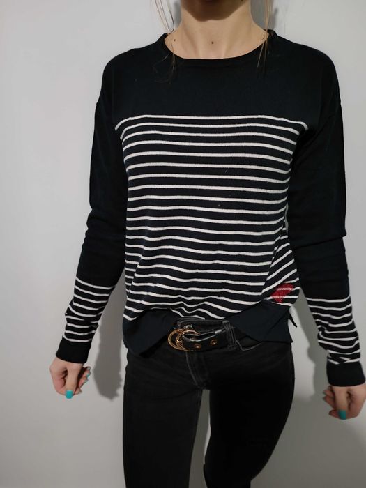 Czarny sweter w paski