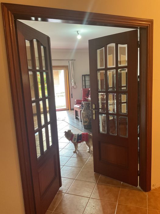 Porta dupla Mogno discrição abaixo