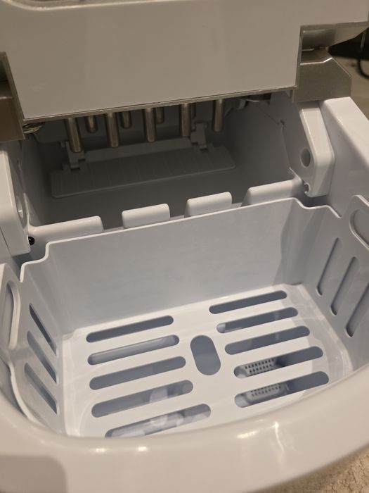 Kostkarka do lodu Bright uzywana kilka razy na impreze.