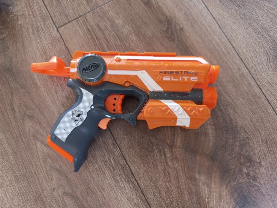 Sprzedam 3 używane pistolety wraz ze 29 strzałkami NERF.