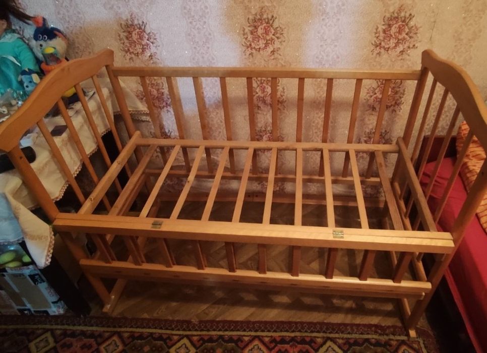 Продам дитяче ліжечко недорого, в чудовому стані. В подарок одяг.