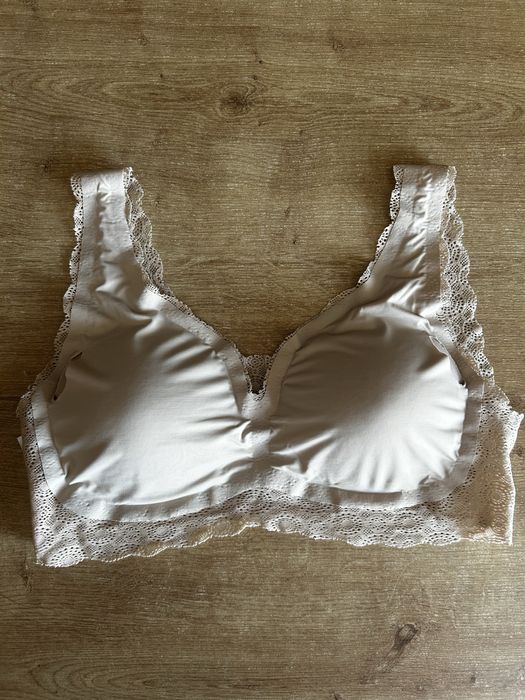 Koronkowy biustonosz w kolorze nude