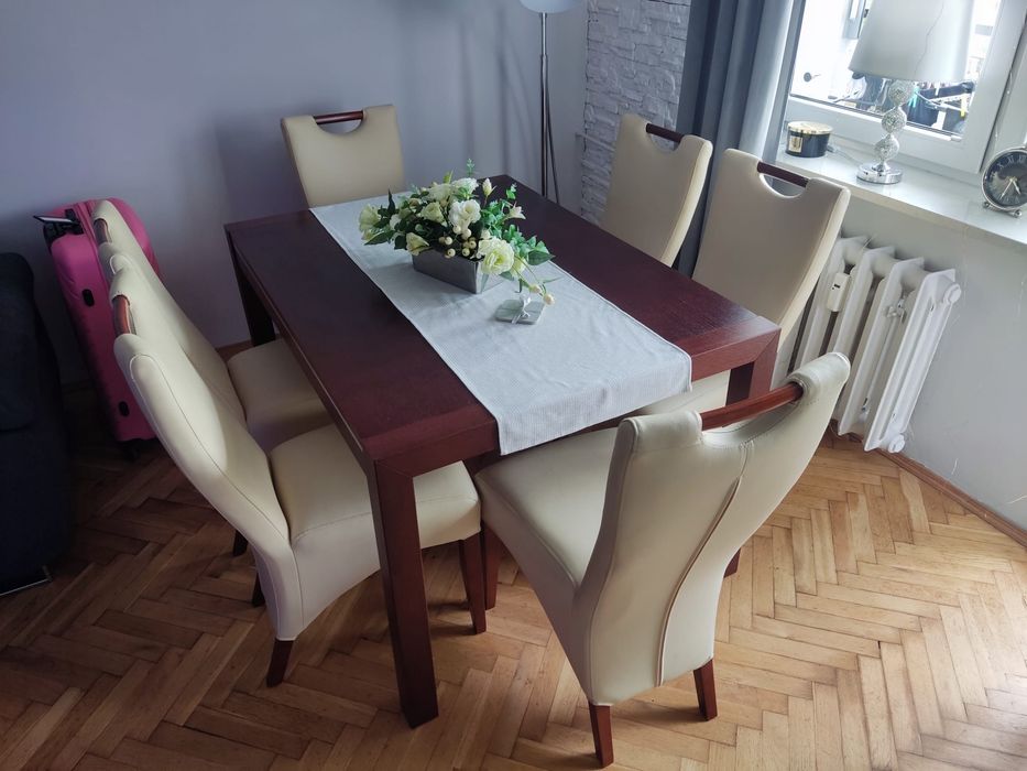 Stół rozkładany i krzesła